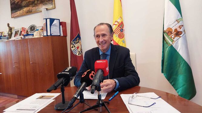 El alcalde, José María Román, durante la rueda de prensa en la que hizo balance de Fitur.