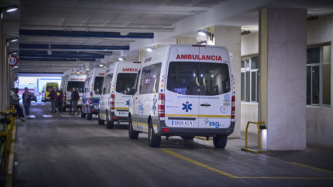 Ambulancias en el exterior del hospital Puerta del Mar de Cádiz, en una imagen de archivo.