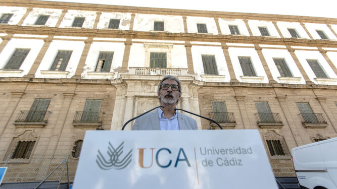 El rector de la UCA, Francisco Piniella, en una comparecencia pública delante de Valcárcel.