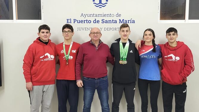 El concejal de Deportes, con los nadadores  del Club Natación Portuense .