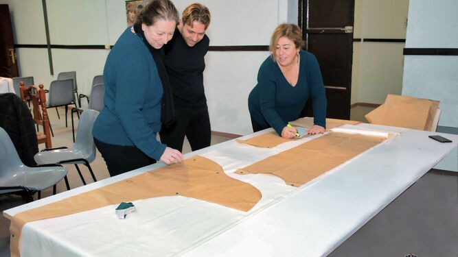 El taller de costura de la Merced ya trabaja en las confección de las túnicas del cortejo del Nazareno de la Obediencia.