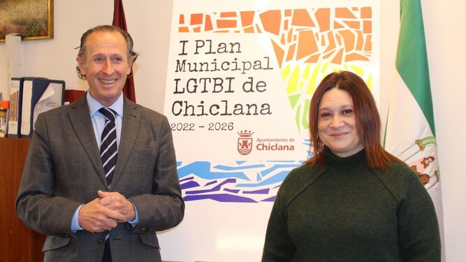 El alcalde de Chiclana, José María Román, y la delegada municipal de Mujer, Susana Rivas.