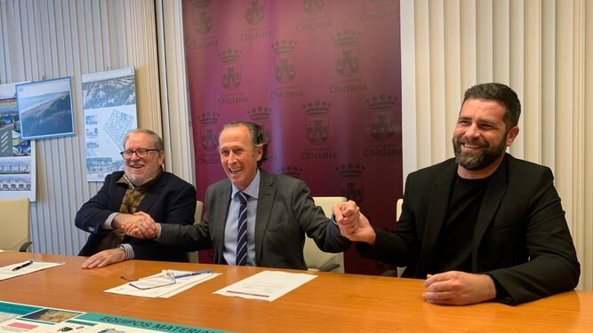El alcalde de Chiclana (centro) tras la firma del nuevo contrato de Limpieza con la empresa Vertresa.