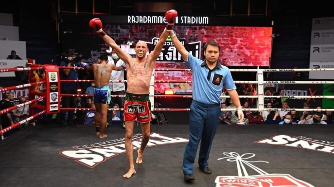 Puños arriba de Carlos Coello tras ser anunciado como campeón del combate.