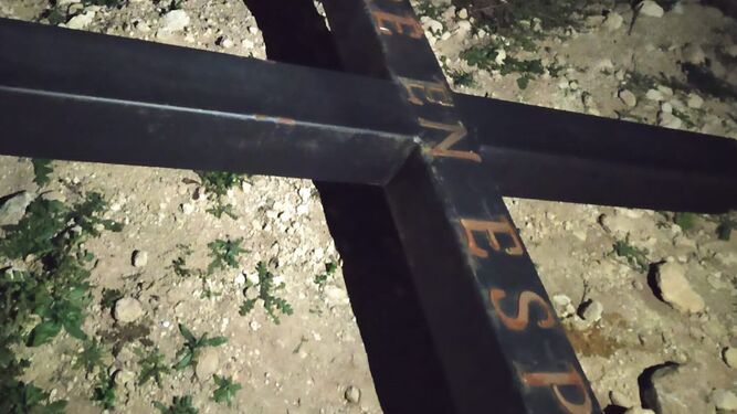 Una imagen de la cruz derribada en la Sierra de San Cristóbal.