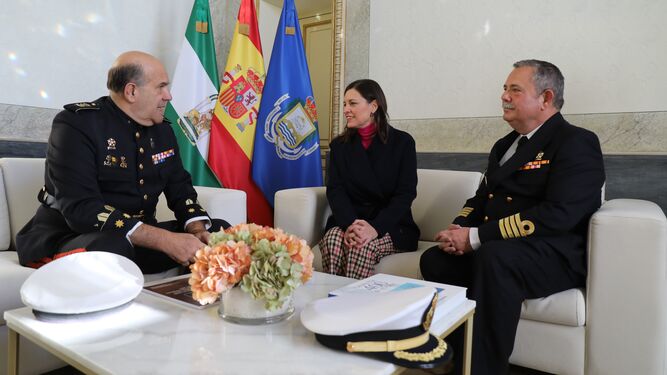 La alcaldesa, Patricia Cavada, acompañada del coronel Miguel A. Flores Bienert y del capitán de navío Juan Aguilar Cavanillas.