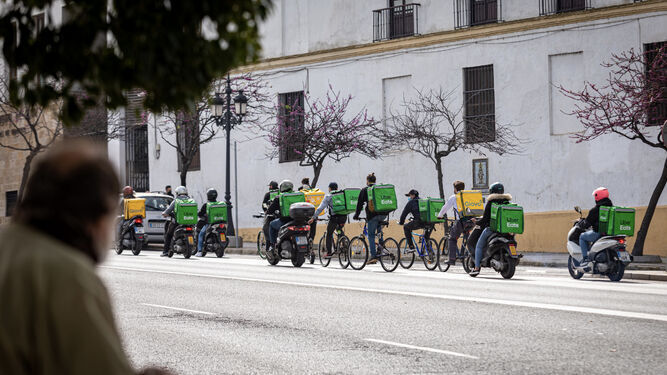 Un grupo de repartidores se manifiestan contra la ley riders en Cádiz