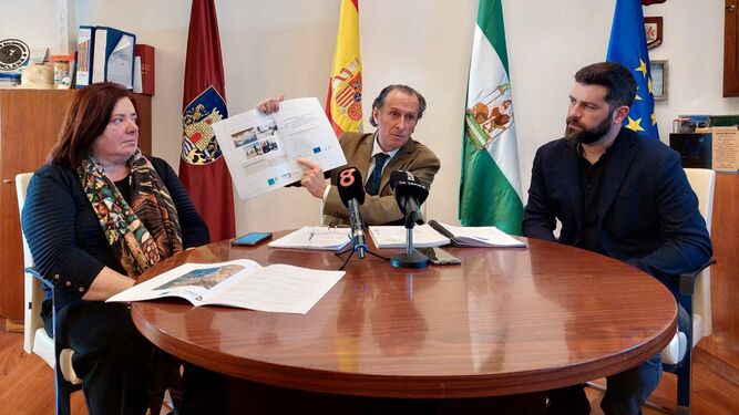 El alcalde, José María Román, muestra la documentación del proyecto para las salinas de Carboneros.
