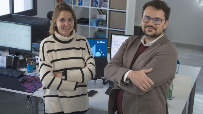 Marta Romero del Pozo y Eugenio Trillo León, dos de los cofundadores, en las oficinas de Lean Hydrogen.