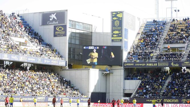 Videomarcador junto Fondo Sur tras el el segundo gol del Cádiz.