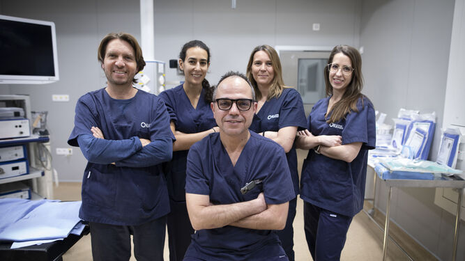 El Dr. Karim Muffak junto a su gran equipo de profesionales en las instalaciones de HLA Inmaculada.