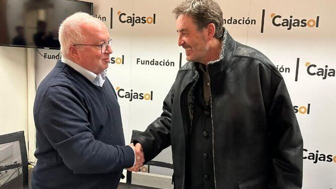 Carlos Medina saludando a Luis García Montero.