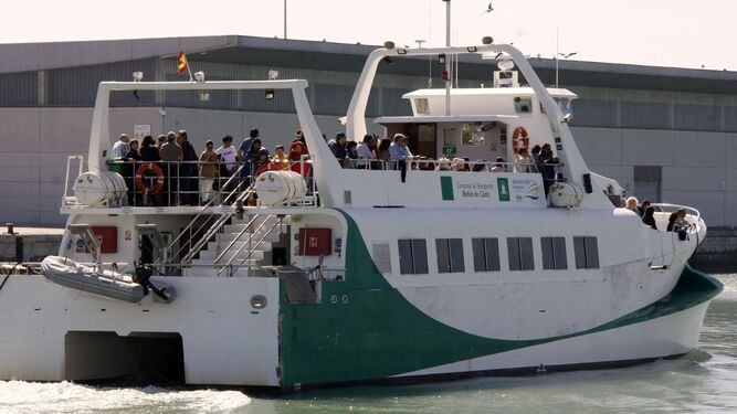 Uno de los catamaranes del Servicio de Transportes del Consorcio, por el río Guadalete en dirección a Cádiz.