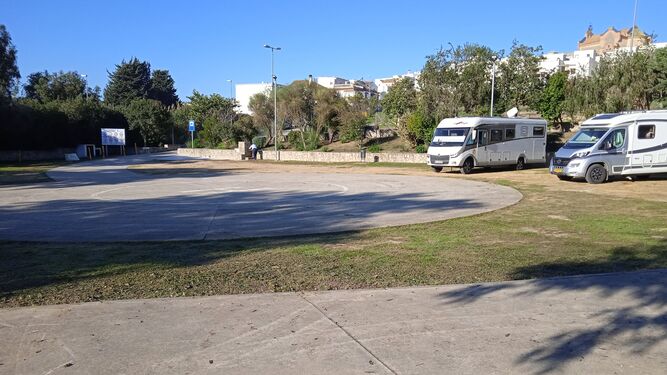 Dos autocaravanas han estrenado este espacio creado en el parque Álamos Blancos.
