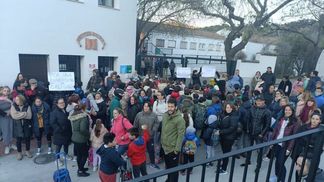 Las familias de los alumnos del curso afectado protestaron este lunes a las puertas del centro.