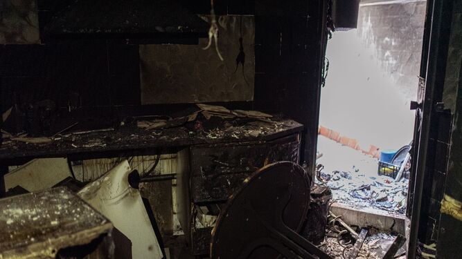 Estado en el que ha quedado el piso incendiado en Huelva, en el que han muerto tres jóvenes