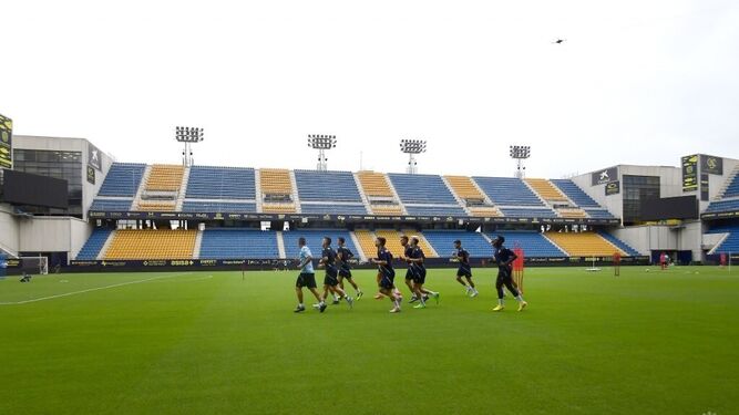 Un entrenamiento del Cádiz en el estadio.