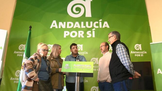 Alfredo Fernández (en el centro) junto a concejales e integrantes de la coordinadora del partido