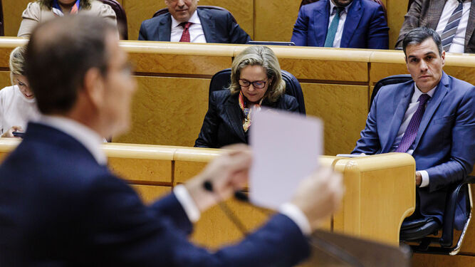 Sánchez atiende a la intervención de Feijóo en el Senado
