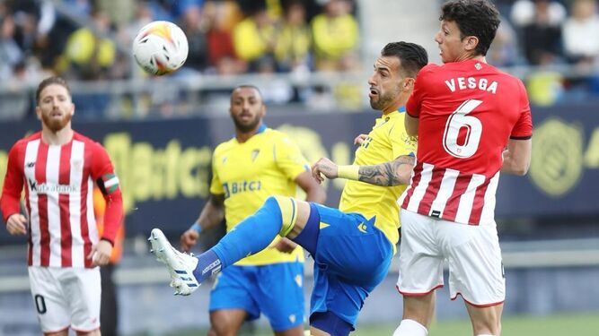 Negredo intenta controlar un balón en un Cádiz - Athletic disputado en la anterior campaña