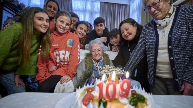 Ana María González, celebrando sus 109 años el pasado martes en su casa de La Isla.