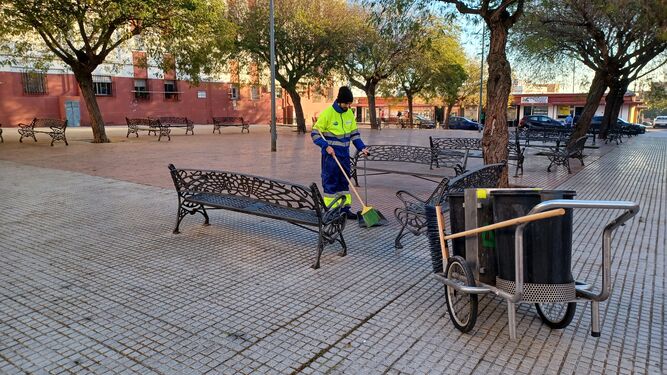 Un trabajador de la empresa adjudicataria de limpieza, en Fuente Amarga.