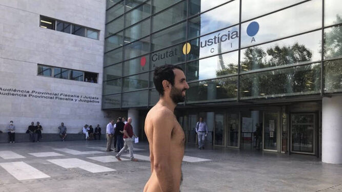 Ratifican la anulación de las multas al hombre que iba "desnudo" por la calle