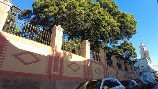 El nuevo aspecto que presenta la fachada exterior del Palacio Municipal de Sanlúcar en la calle Caballeros.