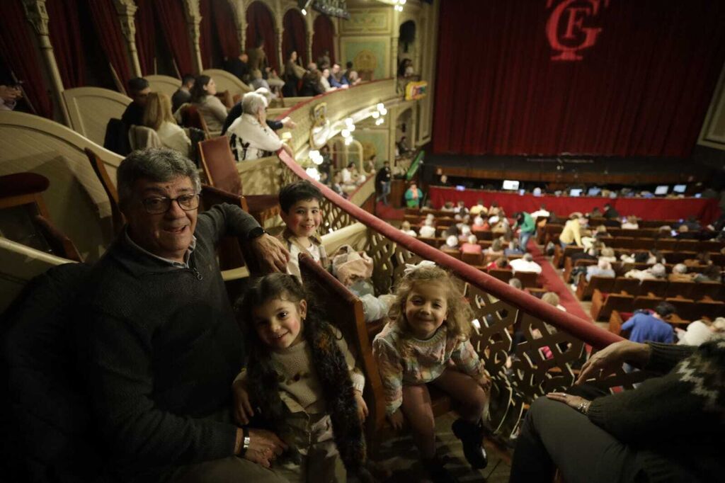 El pregonero con sus nietas en el palco del teatro.
