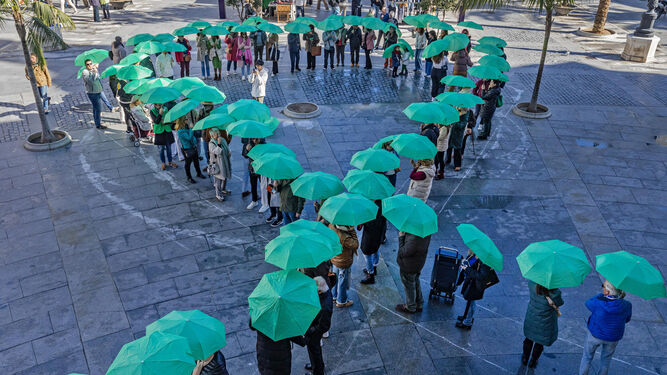 Lazo verde formado este sábado en la plaza de San Juan de Dos de Cádiz.