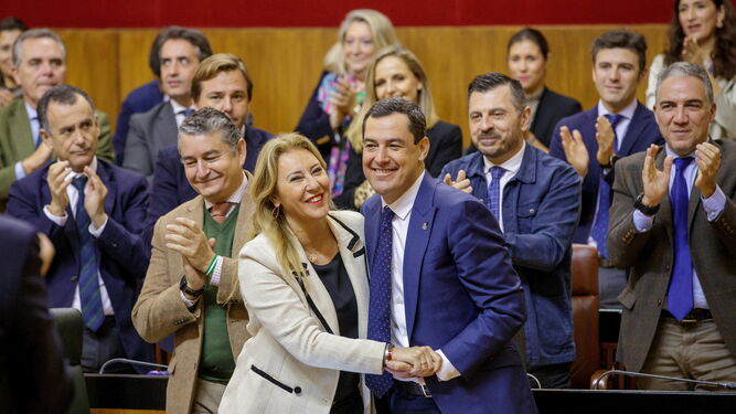 La consejera Carolina España y el presidente Juanma Moreno tras la aprobación de los Presupuestos de la comunidad autónoma.