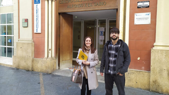 Ana Rizo e Ignacio Arias, ante la biblioteca municipal Rafael Esteban Poullet.