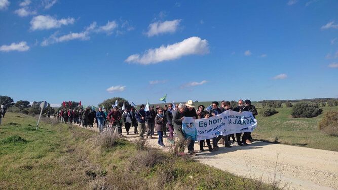 Miembros de diversos colectivos conservacionistas participaron en la marcha para recuperación de la antigua laguna de la Janda.