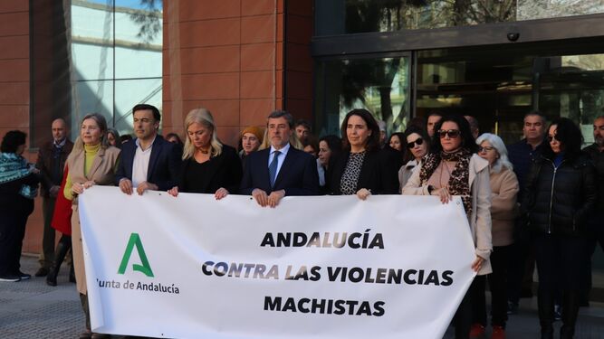 Minuto de silencio a las puertas de la Delegación del Gobierno de la Junta en Cádiz.
