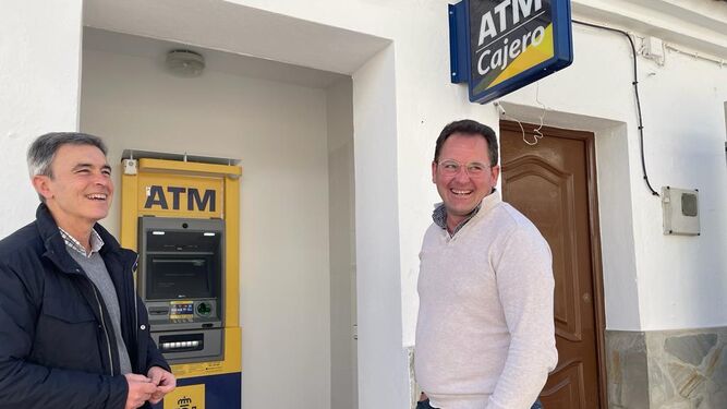 La Muela de Algodonales estrenó este lunes su cajero automático después de 27 años sin servicio bancario