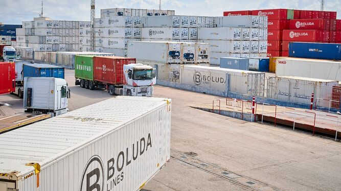 Zona de la terminal de contenedores del puerto de Cádiz destinada a la carga de Boluda.