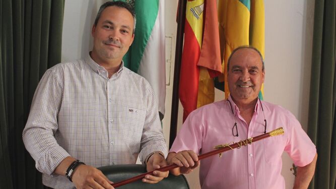 Juan Díaz, a la derecha de la foto, junto a su hijo Andrés pocos días después de la investidura de éste como alcalde de Paterna, en junio de 2019.