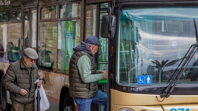 Dos ciudadanos tomando el autobús en Cádiz.