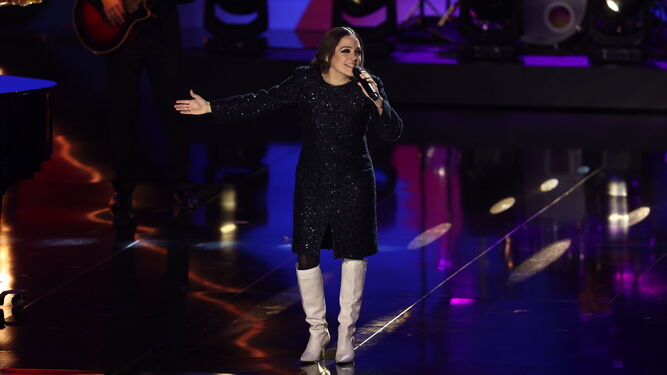 Natalia Lafourcade interpreta 'Porque te vas' en la gala de los Goya