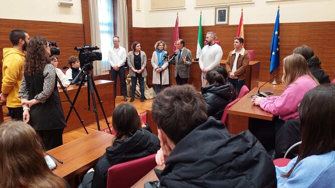El alcalde recibe a estudiantes alemanes que se encuentran en la ciudad por el proyecto de movilidad Erasmus+