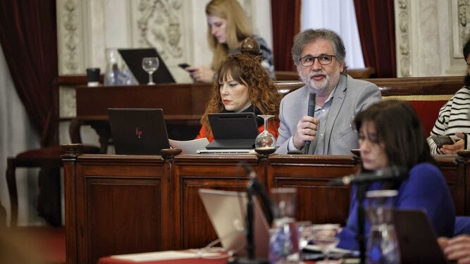 El concejal de Personal en el Ayuntamiento de Cádiz, Demetrio Quirós, en el Pleno de este jueves.