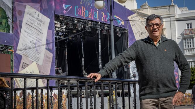 Joaquín Quiñones el pasado jueves en la plaza de San Antonio, con el escenario donde pregonará el Carnaval al fondo.