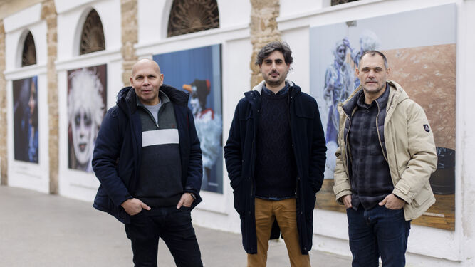 Los tres fotógrafos que han realizado la muestra, Miguel Gómez, Germán Mesa y Manuel Esteve.