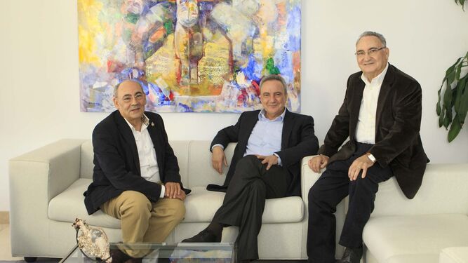 José, Francisco y Eduardo Martínez-Cosentino, los tres hermanos que transformaron la pequeña empresa de los 80 en una firma global líder en su sector.