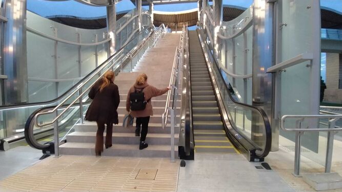 Usuarios subiendo a pie al no funcionar las escaleras mecánicas.