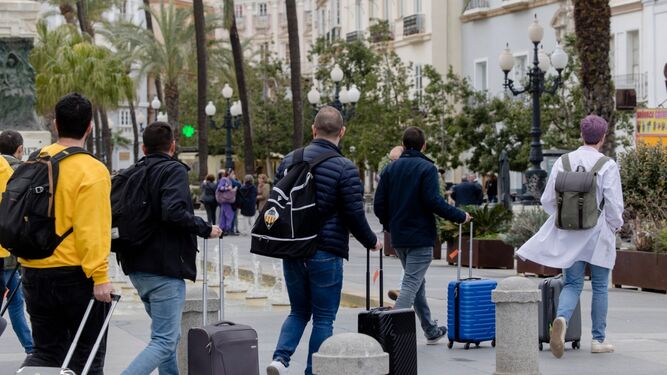 Turistas llegando a Cádiz para pasar un fin de semana de Carnaval.