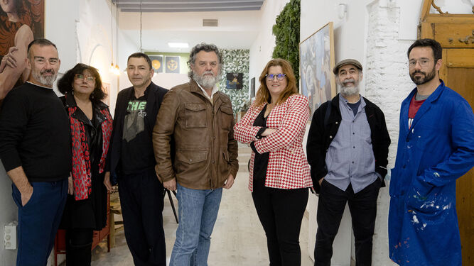 Cinco de los artistas que estarán en Madrid con Omorfia posan con los responsables de la galería gaditana.