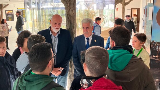 El vicepresidente segundo de la Diputación y el alcalde de Chipiona, conversando este miércoles con escolares en el centro El Camaleón.
