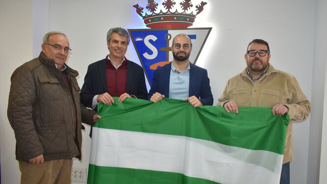 AxSí entrega al San Fernando CD una bandera de Andalucía de 12 metros de longitud por el 28-F.