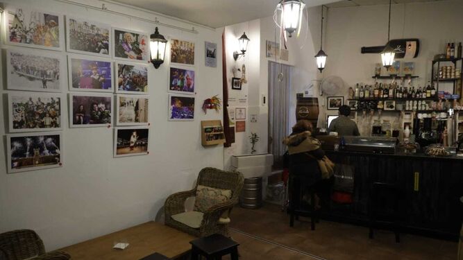 Una imagen del bar La Casapuerta con la exposición de Eulogio García 'Lo que no pase aquí...'.